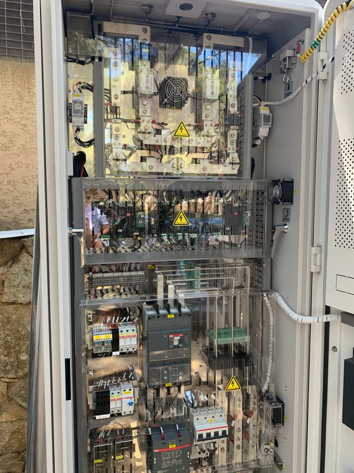 Borne de recharge pour véhicule électrique chez un professionnel du tourisme avec OZECAR