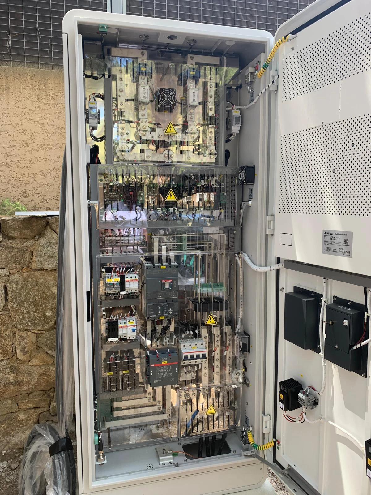 Borne de recharge pour véhicule électrique chez un professionnel du tourisme avec OZECAR