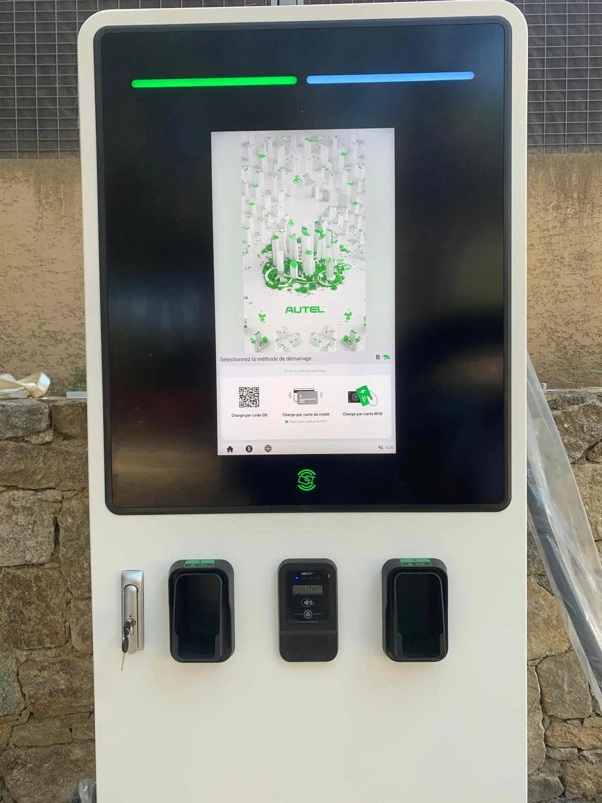 Borne de recharge pour véhicule électrique chez un professionnel du tourisme avec OZECAR