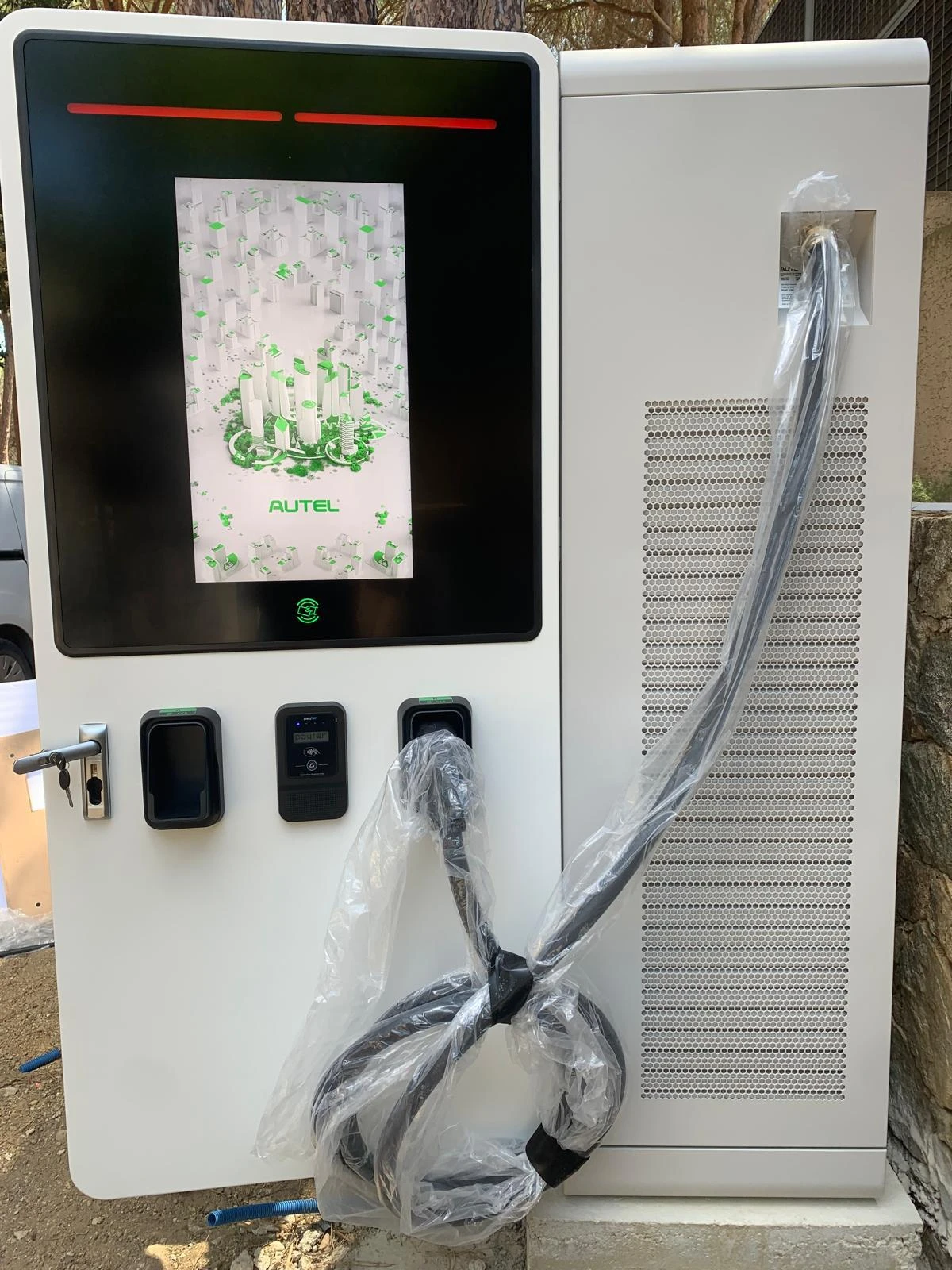 Borne de recharge pour véhicule électrique chez un professionnel du tourisme avec OZECAR